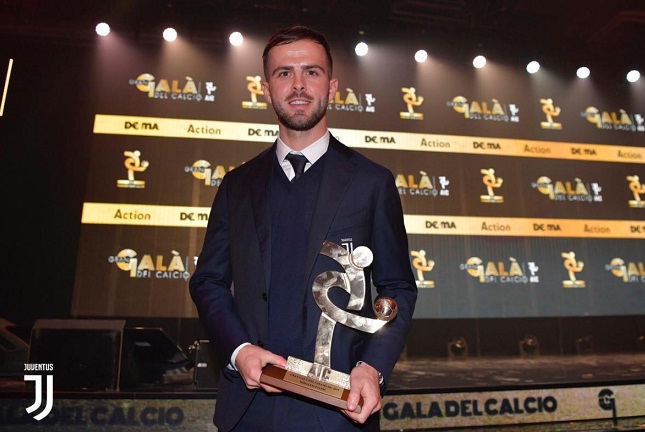 بيانيتش مع جائزته - Pjanic with his Award from Top 11