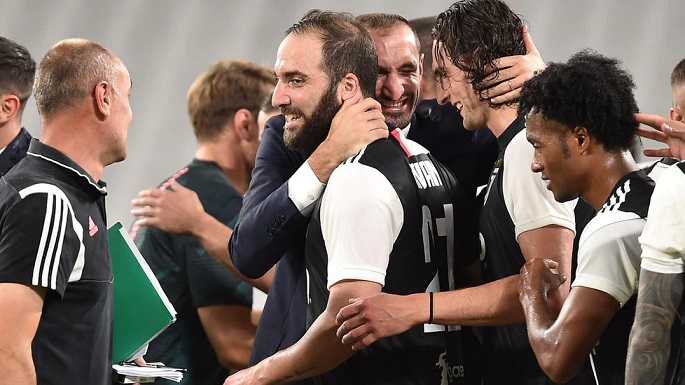 كيليني مع هيغوين رابيو في فرحة اليوفي بعد ضمان الدوري الايطالي 2020 - Chiellini & Rabiot & Higuain during Juventus celebration after secured Scudetto 38