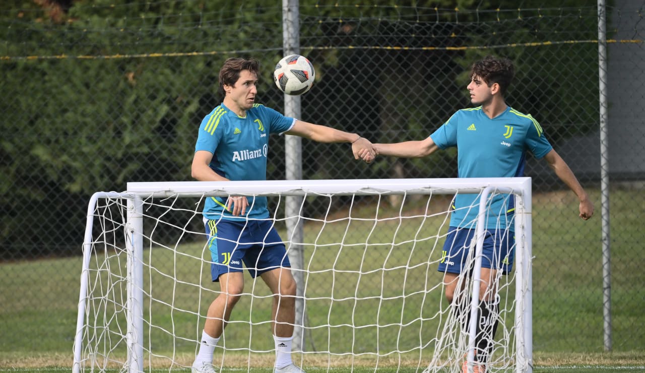 فيدريكو كييزا يتدرب مع فريق يوفنتوس تحت 17 - Federico Chiesa trains with Juventus U17 team