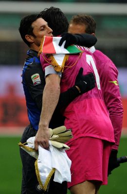 عناق بوفون و زانيتي - Buffon & Zanetti
