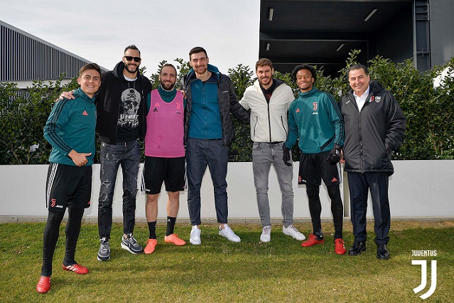 زيارة فريق الطائرة لليوفنتوس ( كوادرادو و هيغوين و ديبالا ) - Volley Lube visits Juventus in Continassa 