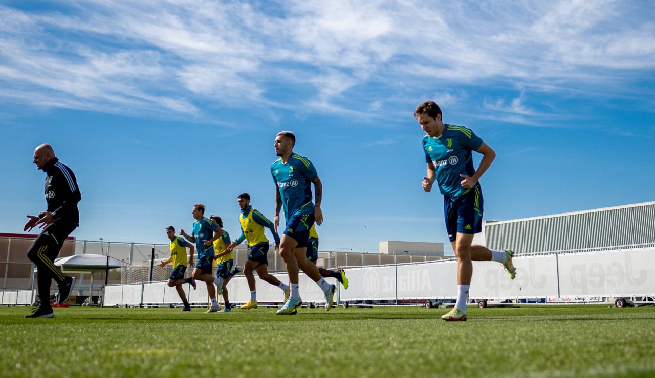 كييزا و باريديس في تدريبات يوفنتوس 3-10-2022 Chiesa & Paredes in Juventus training