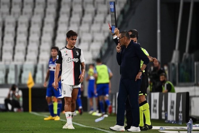 ديبالا يتحدث مع ساري بعد إصابته في لقاء يوفنتوس سامبدوريا - Dybala injured & talk with Sarri in Juve Sampdoria match