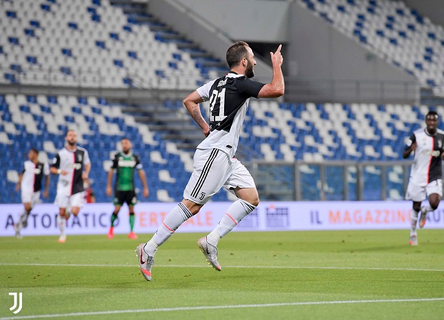 هيغوين يحتفل بهدفه في مباراة ساسولو يوفنتوس - Higuain celebrates after scoring a goal in Sassuolo Juventus match