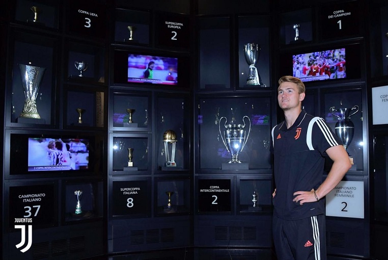 دي ليخت بمتحف اليوفي - De ligt in Juve Museum 