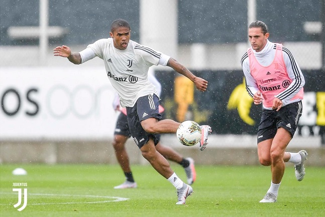 دوغلاس كوستا و رابيو في تدريب اليوفي يونيو 2020 بطقم جديد - Douglas Costa & Rabiot during Juve training in rainy weather