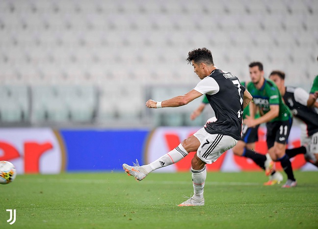 كريستيانو رونالدو يسجل الهدف الاول خلال مباراة يوفنتوس ضد اتالانتا - Ronaldo scores goal during Juventus Atalanta match