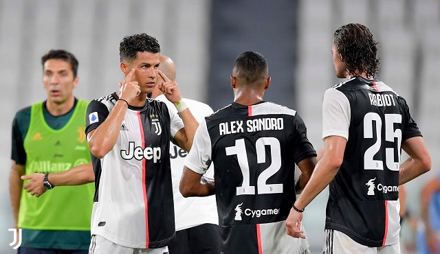 رونالدو مع رابيو و اليكس ساندرو في مباراة يوفنتوس لاتسيو - Cristiano Ronaldo talks with Rabiot & Alex Sandro during Juventus Lazio match