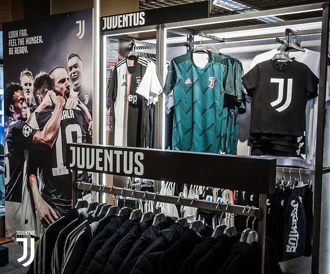 بعض قمصان اليوفي في المتجر - Some shirts in Juventus Store