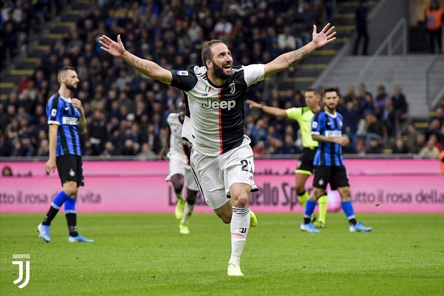 غونزالو هيغوين يحتفل بالهدف الثاني - Higuain celebrates after scored 2nd goal 