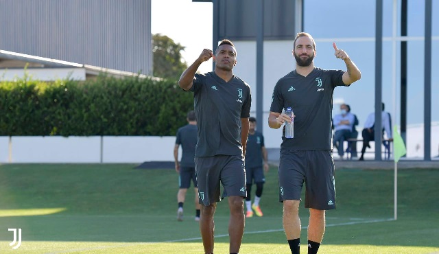 هيغوين و اليكس ساندرو خلال تدريب يوفنتوس قبل لقاء ليون - Alex Sandro & Higuain during Juve training for lyon match