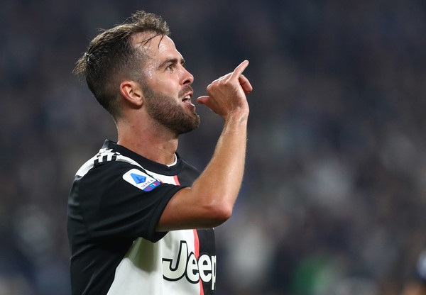 بيانيتش يحتفل بهدفه - Pjanic celebrates after scored goal