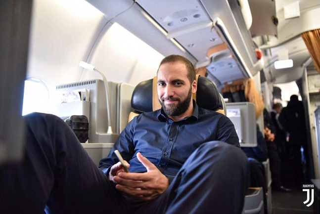 مهاجم اليوفي هيغواين يبتسم بالطائرة - Higuain smiles in plane