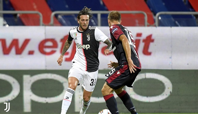 بيرنارديسكي ضد كلافان في مباراة كالياري يوفنتوس - Bernardeschi Vs Klavan during Cagliari Juve match