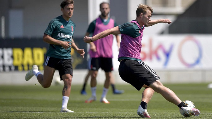 دي ليخت و ديبالا في تدريب اليوفي في مايو 2020 - Bede Ligt & de Ligt & Dybala during Juventus training in may 2020