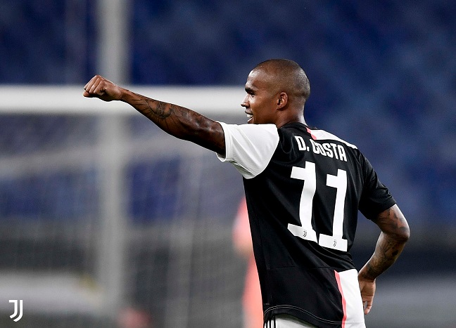 دوغلاس كوستا يحتفل بهدفه في مباراة جنوة يوفنتوس - Douglas Costa celebrates after scoring a goal during Genoa Juventus match 