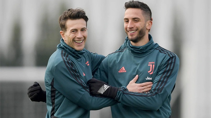 بينتانكور يبتسم مع بيرنارديسكي في تدريب اليوفي - Bernardeschi smiles with Bentancur in JTC