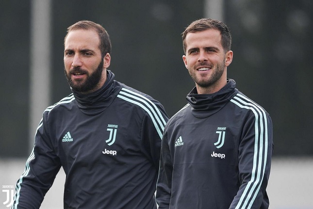 بيانيتش و هيغوين في تدريب اليوفي قبل ليون - Pjanic & Higuain in Juve training before lyon