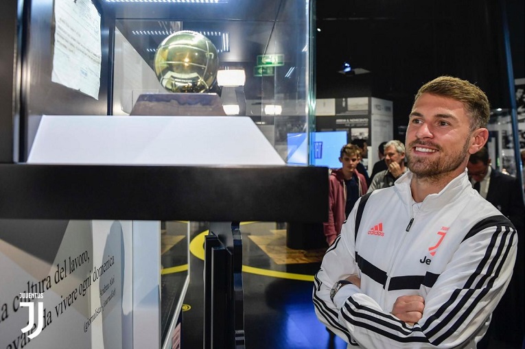 رامزي مع الكرة الذهبية بمتحف اليوفي - Ramsey & Balon d'or in Juve Museum