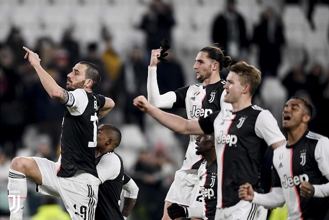 فرحة لاعبي اليوفي بالفوز ضد بارما و تحية الجمهور - Juventus players greet fans