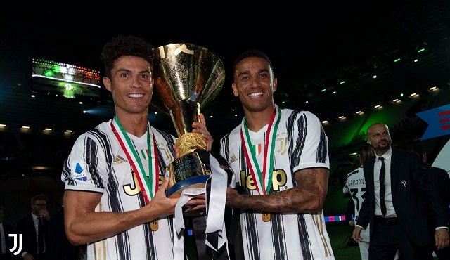 دانيلو و كريستيانو رونالدو خلال احتفالات يوفنتوس بلقب الدوري الايطالي - Danilo & Cristiano Ronaldo during Juventus celebration for Scudetto 2020