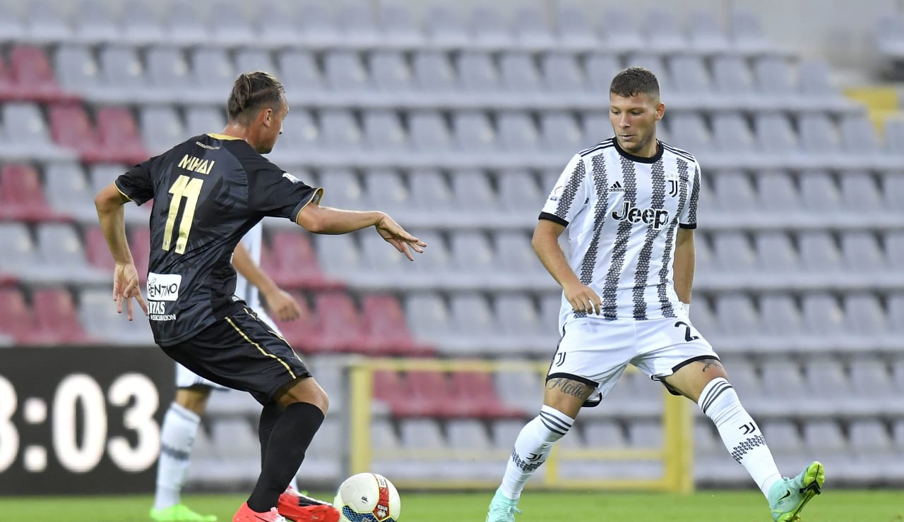 بيساجيو خلال مباراة رديف يوفنتوس ضد ترينتو - Besaggio during Juventus Next Gen match Vs Trento