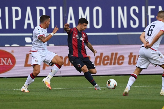 معار اليوفي لوكا بيليغريني امام اورسوليني في لقاء بولونيا و كالياري - Juve loaned ( Luca Pellegrini ) vs Orsolini in Bologna Cagliari