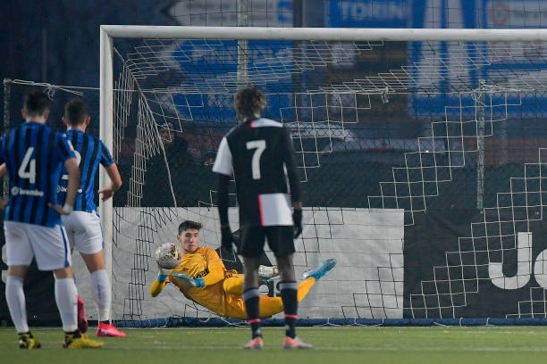 حارس شباب اليوفي اسرايل يتصدى لركلة جزاء - Juve u19 GK Franco Israel saves Atalanta PK