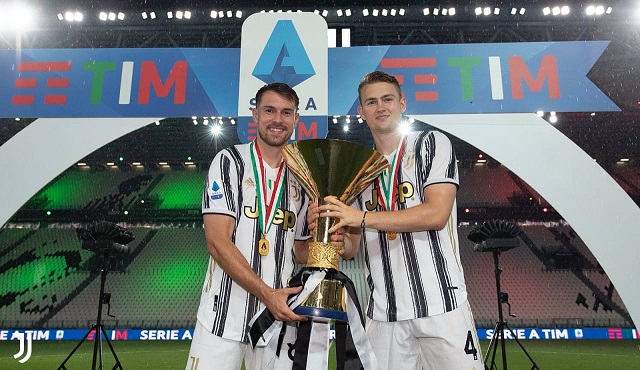 دي ليخت و رامزي خلال احتفالات يوفنتوس بلقب الدوري الايطالي - de Ligt & Ramsey during Juventus celebration for Scudetto 2020