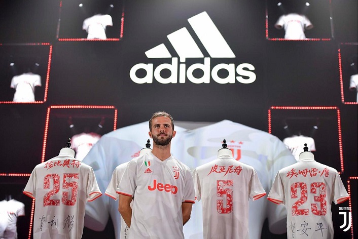 بيانيتش مع القميص الاحتياطي - Pjanic with Away Kit