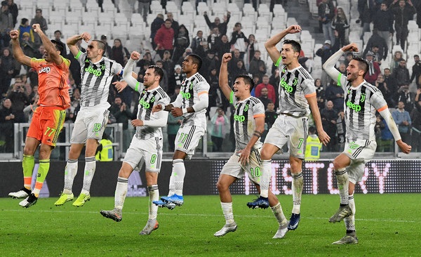 لاعبي اليوفي يحيون الجماهير - Juve Players salute fans after win