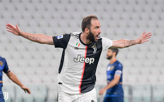 هيغوين يحتفل بهدفه في مباراة يوفنتوس و ليتشي - Higuain celebrates after scoring a goal during Juventus Lecce match