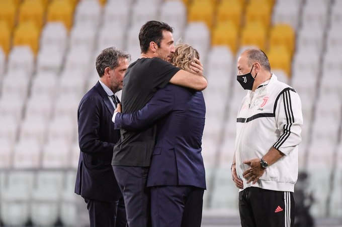 بوفون مع نيدفيد في فرحة اليوفي بعد ضمان الدوري الايطالي 2020 - Buffon & Nedved during Juventus celebration after secured Scudetto 38