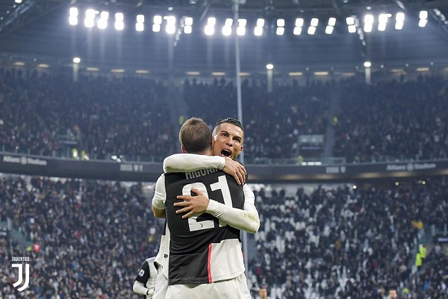 هيغوين يحتفل مع رونالدو - Higuain celebrates with Ronaldo