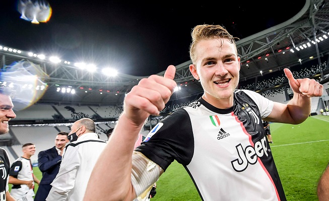 دي ليخت في فرحة اليوفي بعد ضمان الدوري الايطالي 2020 - de Ligt during Juventus celebration after secured Scudetto 38