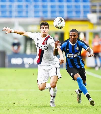 اورسوليني في مواجهة اشلي يونغ في لقاء بولونيا و انتر - Orsolono Vs Young in Inter Bologna match