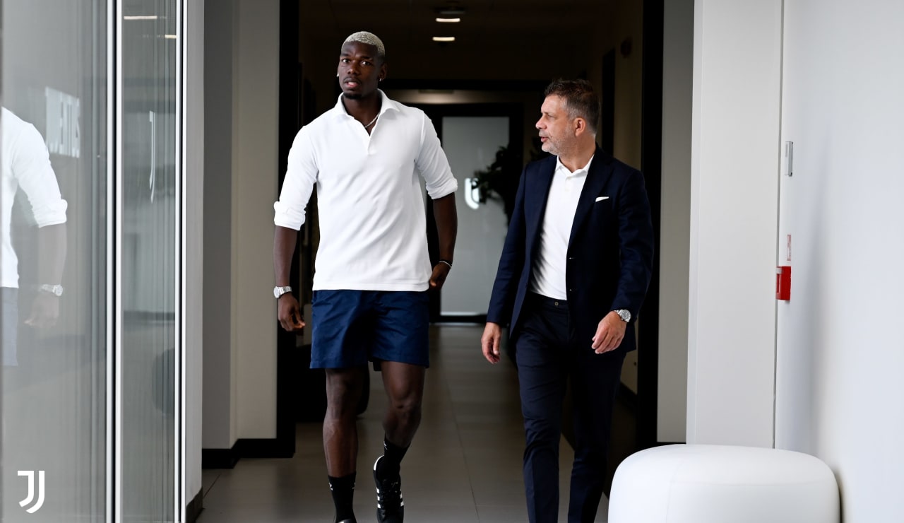 بوغبا مع تشيروبيني يوم عودته الى اليوفي - Pogba with Cherubini in Juve training center