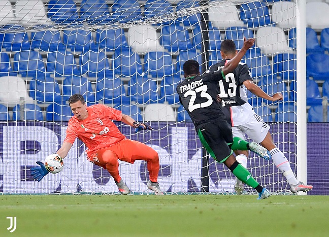 الحارس تشيزني في مباراة ساسولو يوفنتوس - GK Szczesny in Sassuolo Juventus match