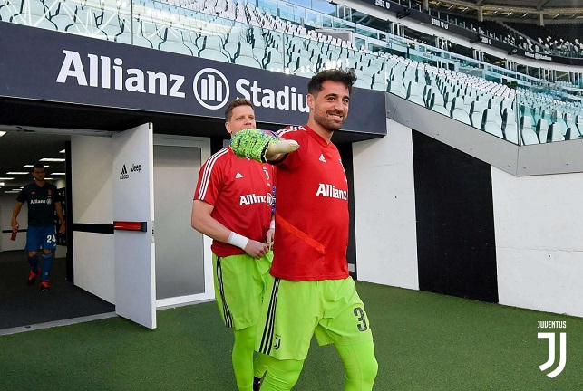 تشيزني و بينسوليو في تدريب اليوفي في أليانز ستاديوم - Szczesny & Pinsoglio during Juve training in Allianz Stadium