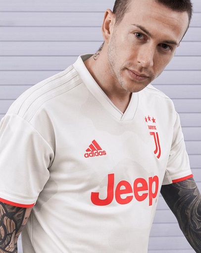 بيرنارديسكي بالقميص الاحتياطي لليوفي - Bernardeschi in Juve Away Kit