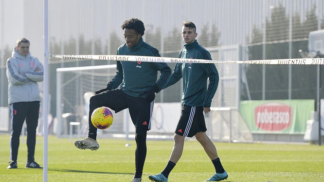 خوان كوادرادو في تدريبات اليوفنتوس - Cuadrado in Juve training ( foot-tennis )