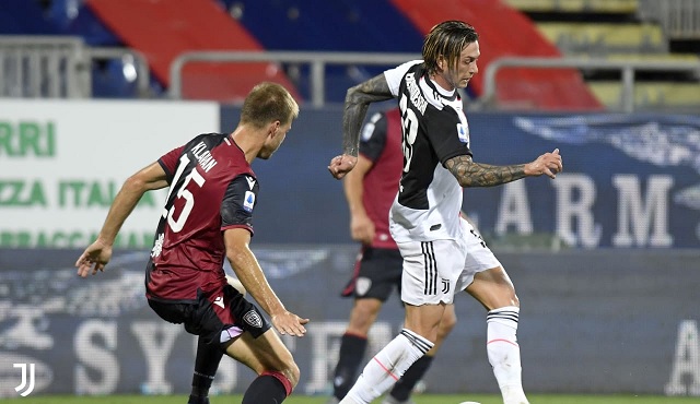 بيرنارديسكي ضد كلافان في مباراة كالياري يوفنتوس - Bernardeschi Vs Klavan during Cagliari Juve match