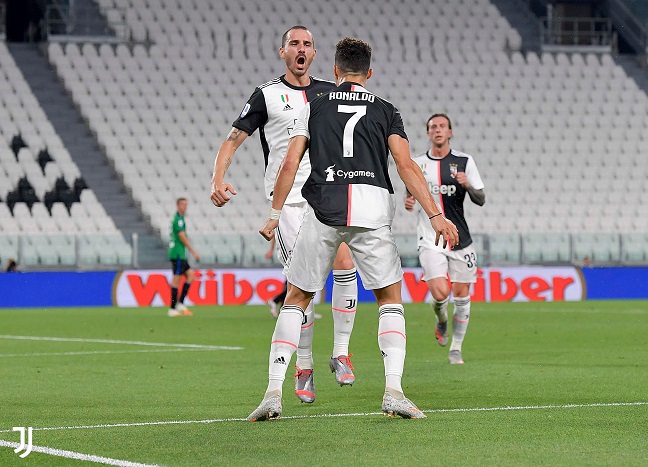 رونالدو يحتفل بهدفه مع بونوتشي خلال مباراة يوفنتوس ضد اتالانتا - Ronaldo celebrates with Bonucci after scoring a goal during Juventus Atalanta match