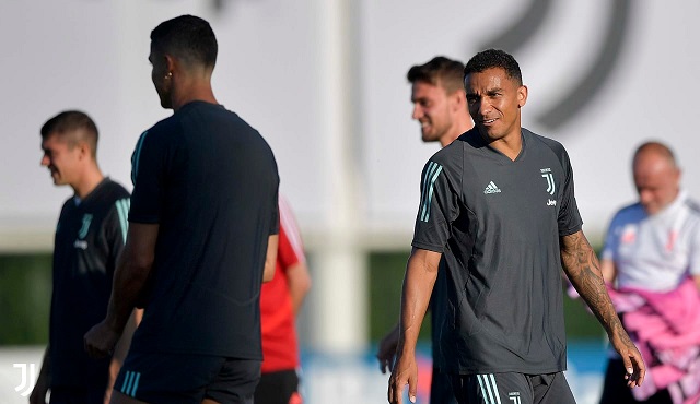 دانيلو خلال تدريب يوفنتوس قبل لقاء ليون - Danilo during Juve training for lyon match