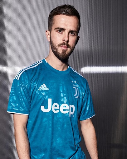 بيانيتش بقميص اليوفي الثالث - Pjanic in 3rd Juve Kit