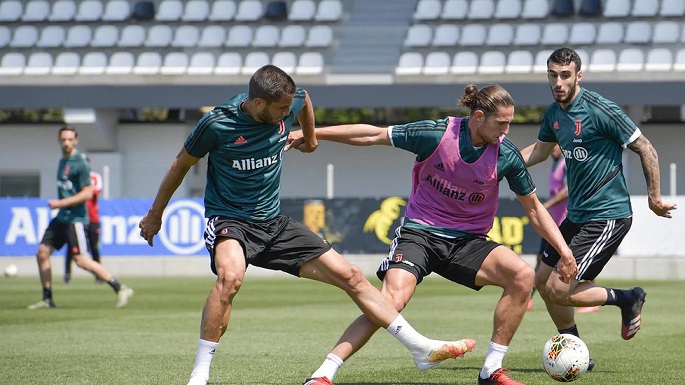 رابيو و بينتانكور في تدريب اليوفي في مايو 2020 - Bentancur & Rabiot during Juventus training in may 2020