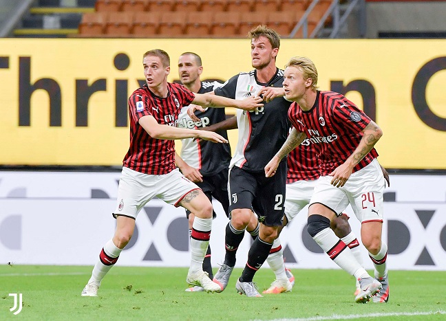 روغاني بني كونتي و كاير خلال مباراة ميلان يوفنتوس - Rugani between Conti & Kjaer during Milan Juve match