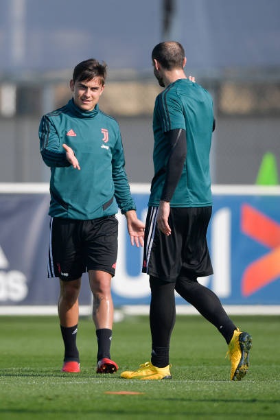 كيليني و ديبالا في تدريب يوفنتوس قبل لقاء ميلان - Chiellini & Dybala in Juve training before Milan match
