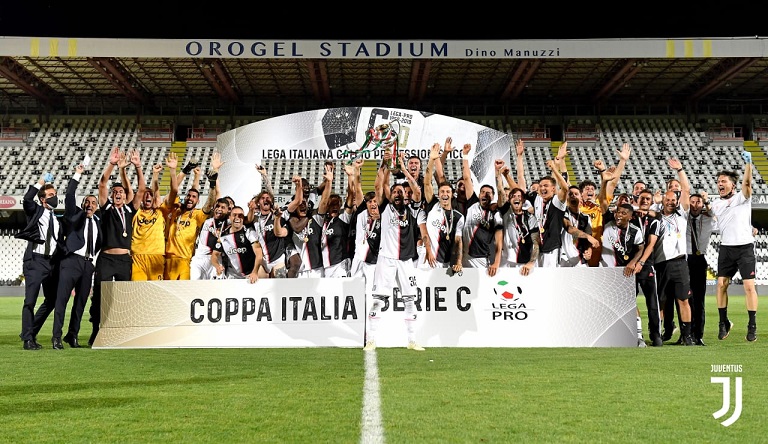 لاعبي فريق اليوفنتوس الثاني تحت 23 يحتفلون بكاس ايطاليا 2020 - Juventus U23 celebrates after winning Serie C Coppa Italia