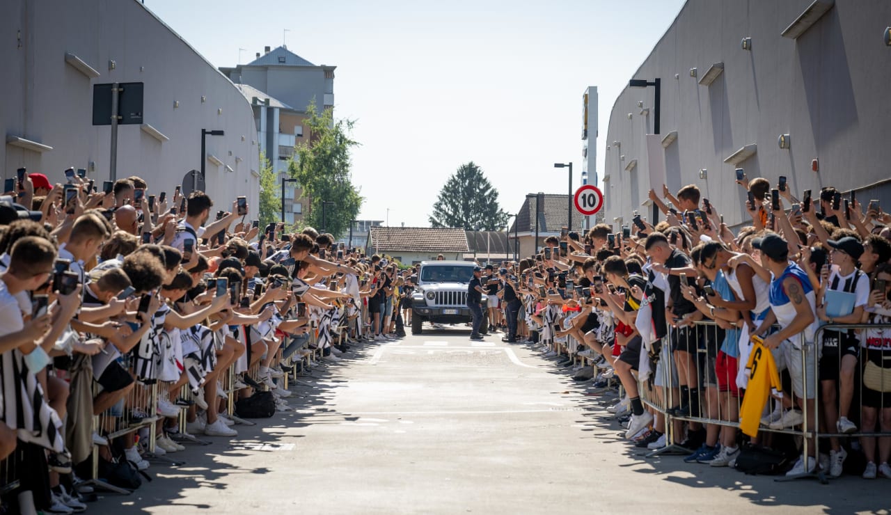 جماهير يوفنتوس في استقبال بوغبا قبل عودته للفريق - Juventus fans welcome Paul Pogba